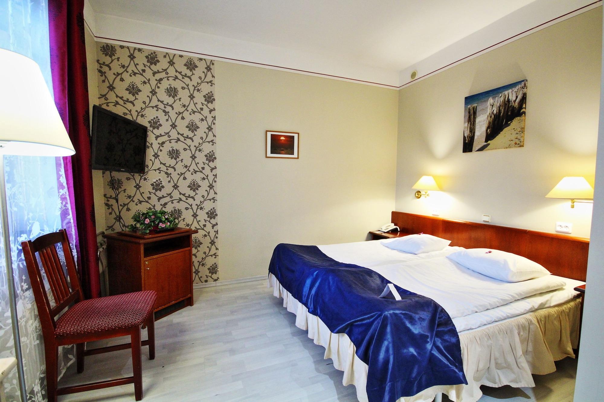 Nb With Free Parking Хотел 3*