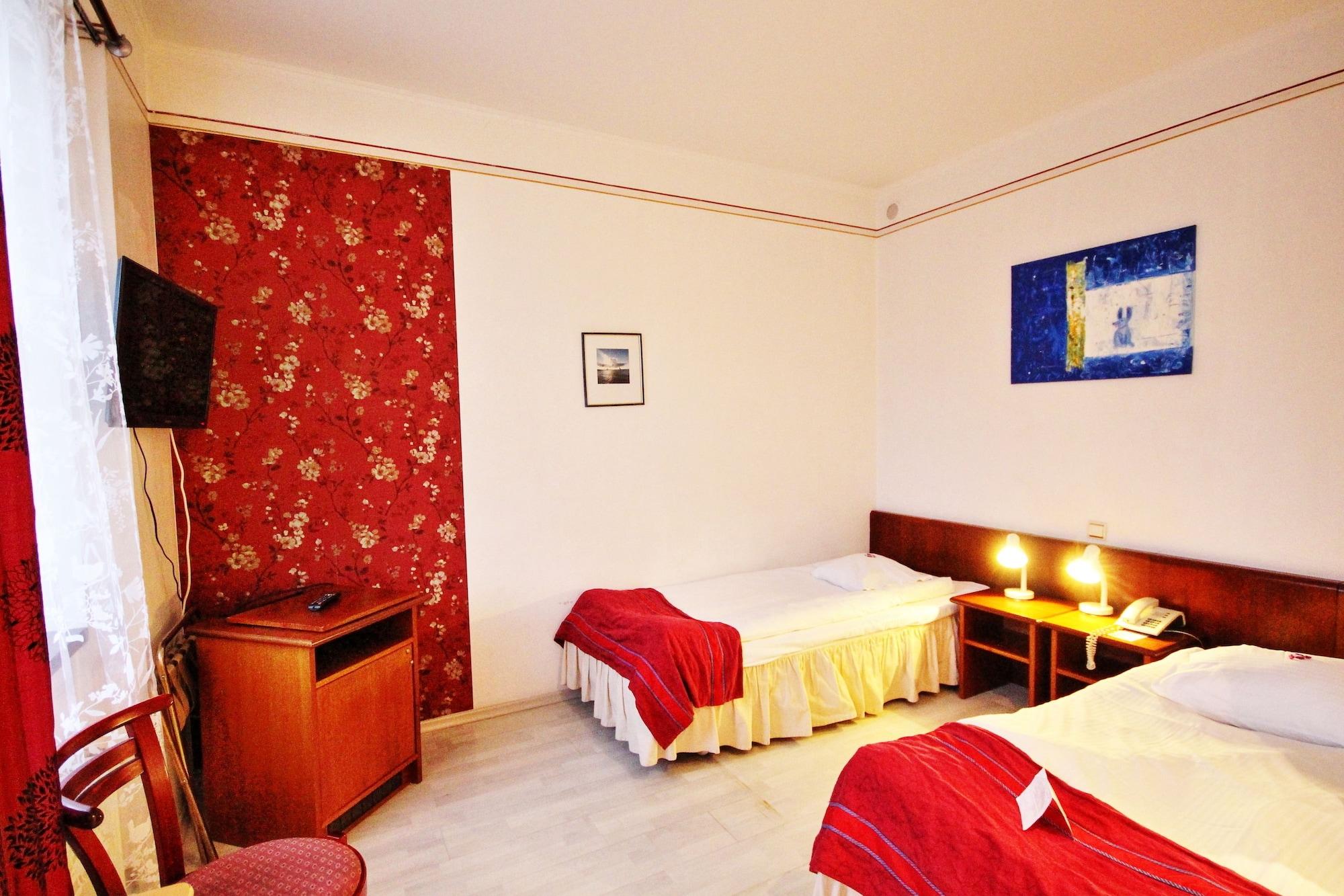 Nb With Free Parking Хотел 3*